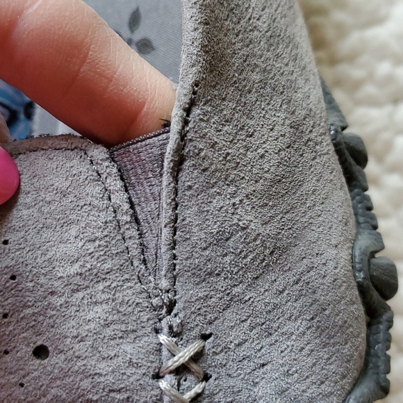 Skechers Sz. 8.5 Hand Tooled Soft Grey Leather Slipons - Picture 11 of 11